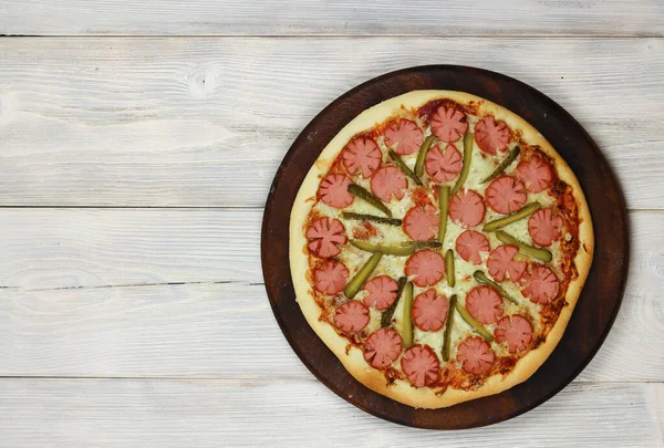 Pizza Kiełbaskami Ogórkami Serwowana Drewnianej Desce Jasnym Drewnianym Tle Widok — Zdjęcie stockowe