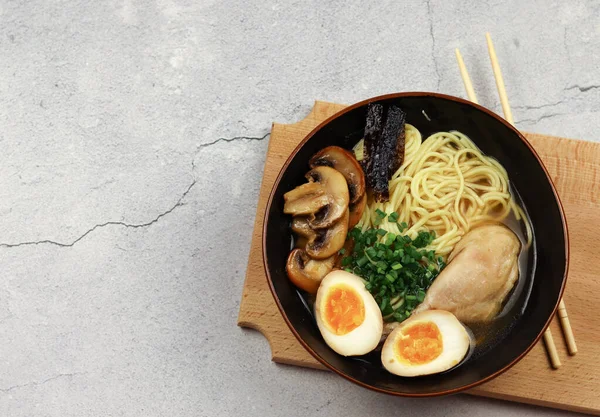 Ramen Con Pollo Huevo Escabeche Champiñones Algas Tazón Oscuro Sobre — Foto de Stock