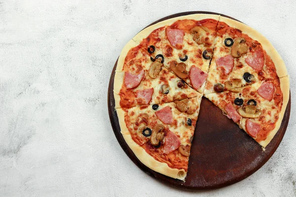 Pizza Szynką Oliwkami Grzybami Drewnianej Desce Krojenia Jasnoszarym Tle Widok — Zdjęcie stockowe