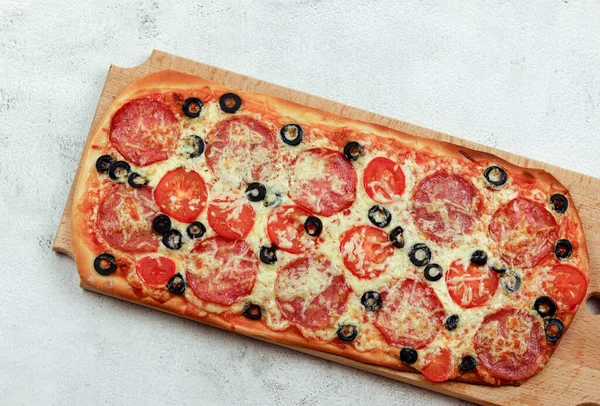 Rzymska Kwadratowa Pizza Serem Kiełbasą Oliwkami Pomidorami Okrągłej Drewnianej Desce — Zdjęcie stockowe