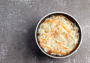 Koyu arkaplanda havuçlu ev yapımı lahana turşusu. Vejetaryen yemeği. Üst manzara, düz uzanma