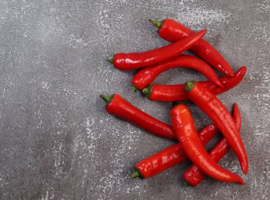 Koyu bir arka planda kırmızı kırmızı kırmızı biber. Üst manzara, düz uzanma