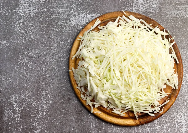 Chou Blanc Râpé Pour Salade Sur Une Planche Découper Ronde — Photo