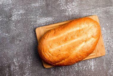 Koyu arkaplanda ev yapımı beyaz ekmek. Üst manzara, düz uzanma