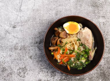 Mantarlı makarna ve arka planda bir kasede tavuk. Üst manzara, düz uzanma