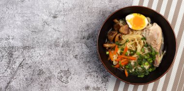 Mantarlı makarna ve arka planda bir kasede tavuk. Üst manzara, düz uzanma