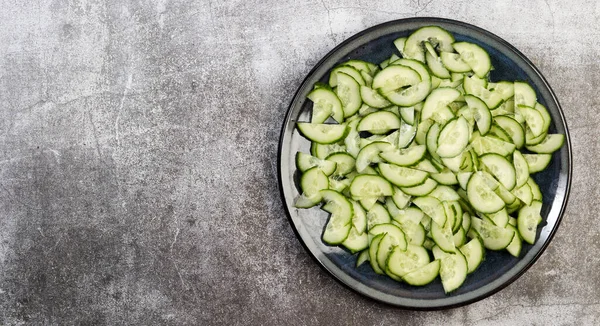 Concombres Tranchés Sur Une Assiette Ronde Sur Fond Gris Foncé — Photo