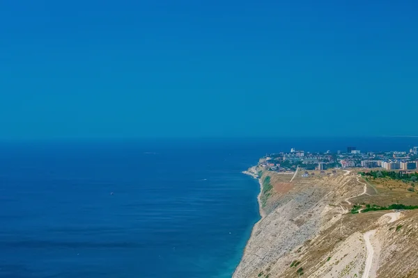 palmiye ağaçları ve dağ zemin üzerinde ölü deniz deniz kıyısı