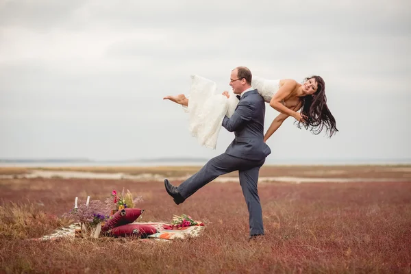 Hochzeit und Liebesgeschichte in der Natur — Stockfoto