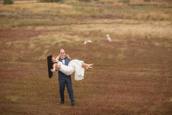 Wedding and love story in nature — Stock Photo, Image