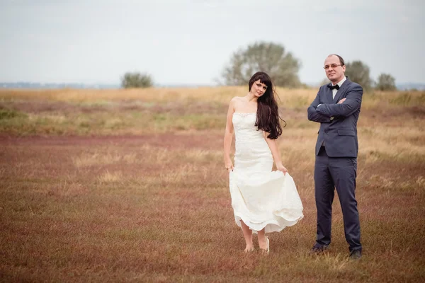 Hochzeit und Liebesgeschichte in der Natur — Stockfoto