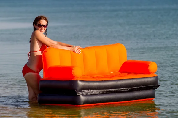 denizin üzerinde insanlar istirahat