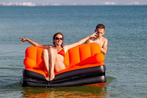 denizin üzerinde insanlar istirahat