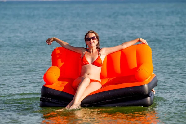 denizin üzerinde insanlar istirahat