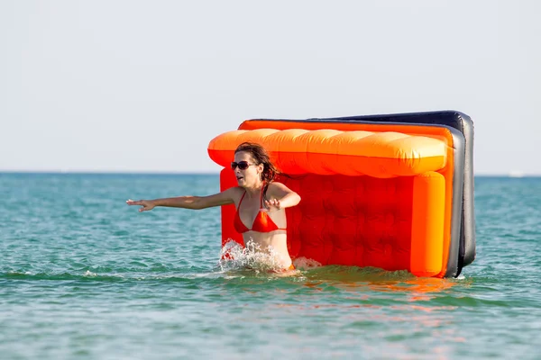 denizin üzerinde insanlar istirahat