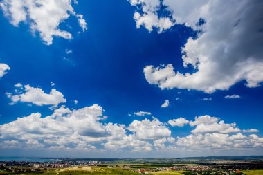 Güzel gökyüzü bulutlu öğleden sonra