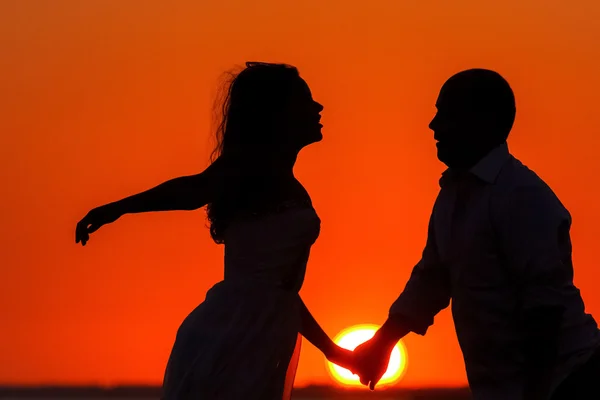 Romantischer Sonnenuntergang und Silhouetten von Verliebten — Stockfoto