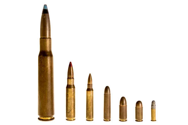 Verschillende kaliber kogels, op een witte achtergrond — Stockfoto