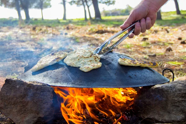 "Tabun"een traditionele manier van het maken van daruze pita brood — Stockfoto