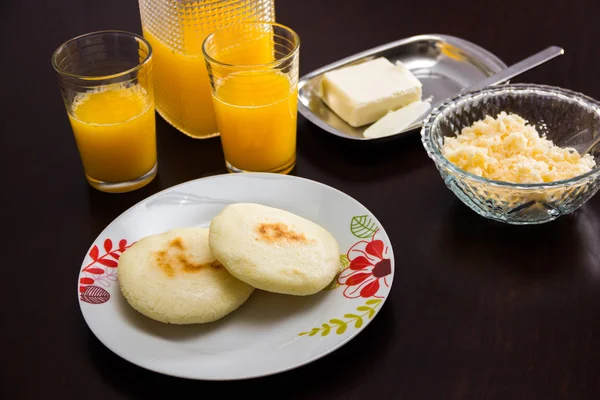 Arepas - um pequeno-almoço clássico na Venezuela, Colômbia, Ilhas Canárias, etc ... Imagens De Bancos De Imagens