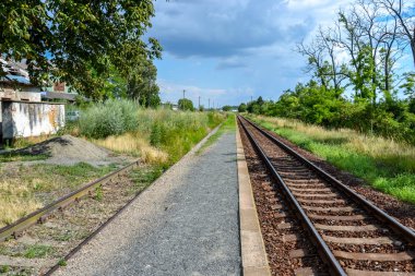 Küçük kırsal Tren İstasyonu görünümü Ray üzerinde