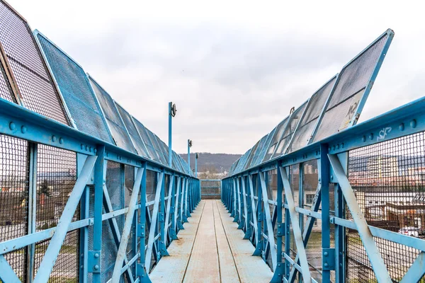 Blue footbridge bridge over railroad — Stock Photo, Image