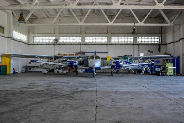Meio Hangar Vazio Com Poucos Aviões Hélice — Fotografia de Stock