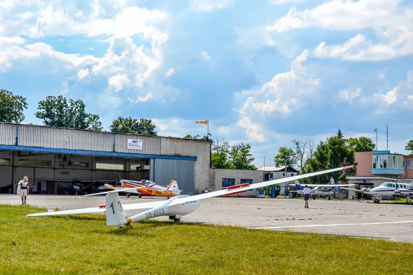 Campo Aeródromo Con Muchos Aviones Antes Del Hangar — Foto de Stock