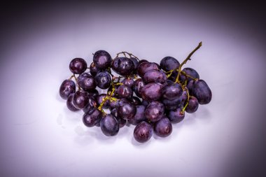 Kırmızı üzüm ışık ile boyalı