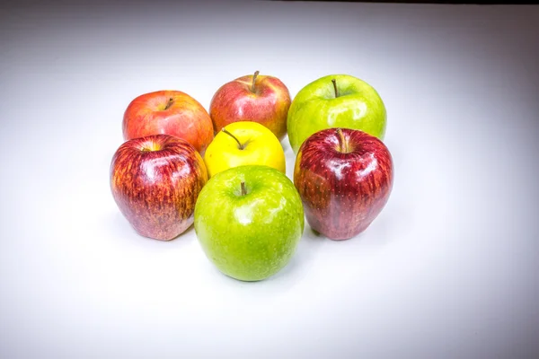 Lucky sju mångfärgade äpplen färska målade i ljus — Stockfoto