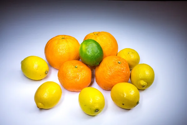 Compositore di agrumi con arance, mandarini, limoni e calce verniciati con luce — Foto Stock