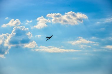 Spitfire Bratislava üzerinde mavi bulutlu gökyüzü üzerinde uçuş