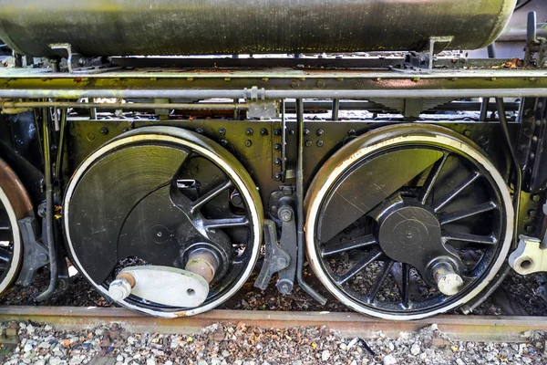 Ruedas principales del motor de vapor, preparadas para la restauración, primer plano, en el museo Wien —  Fotos de Stock