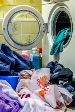 Haftalık yıkama ile eski banyo eski çamaşır makinesi