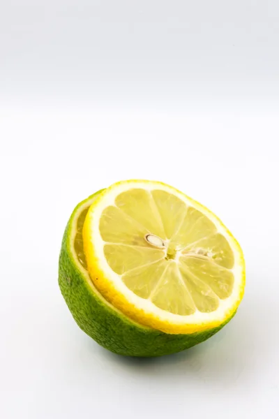 Polovina vápna a plátek citronu — Stock fotografie