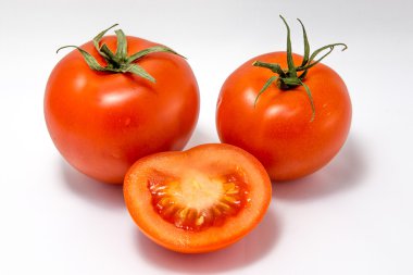 Domates gözleri ve gülümseme, yüz beyaz arka plan üzerinde izole