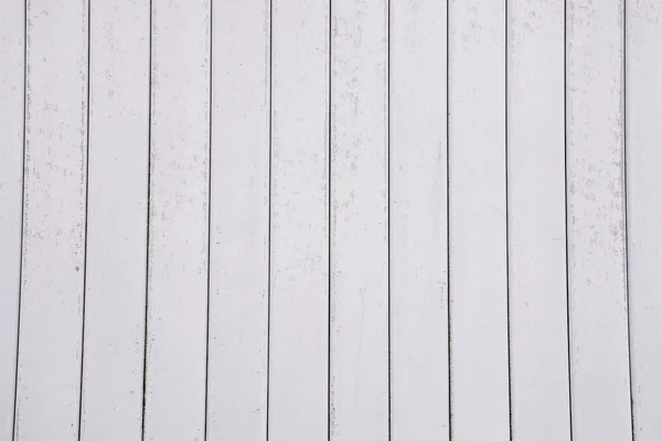 못생긴 흙 건물 벽에 오래 된 흰색 강철 시트 스톡 사진