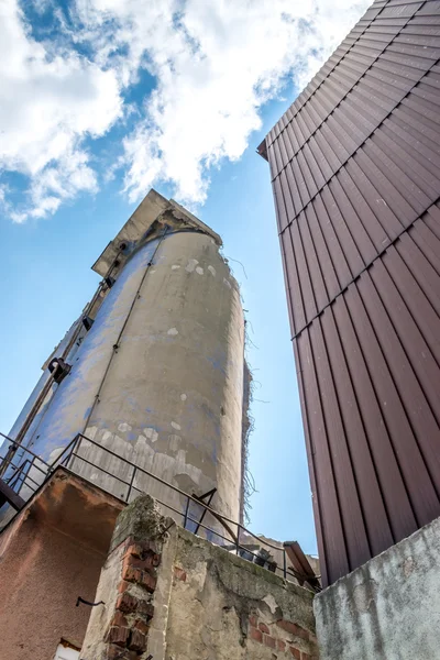 Old abandoned dirty comunism silo for sand and silicon during demolition — Stock Photo, Image