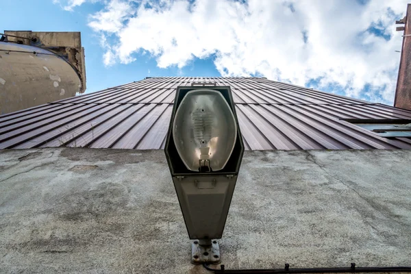 Outdoor-Lampe mit gestohlener Glühbirne in verlassener Fabrik — Stockfoto