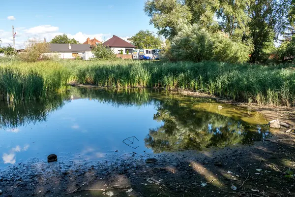 Vuile lake in dorp, vol met vuilnis, Slowakije — Stockfoto