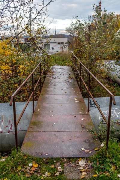 Malé Mokré Ukrást Most Přes Město Trubky Topení — Stock fotografie