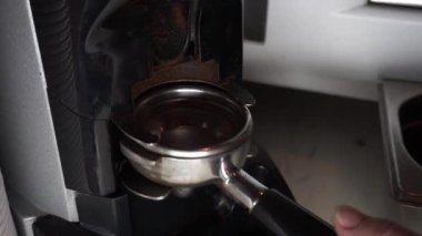 Düğmeye bastıktan sonra kahve değirmeni kahve çekirdeklerini öğütür. Sesle kapat.