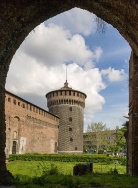 Milano 'daki Sforzo şatosunun köşesindeki kule manzarası