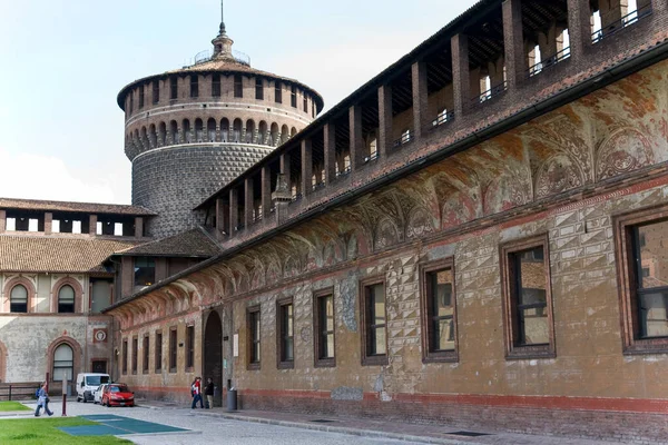 Milan 'daki Sforzo şatosunun avlusunun köşesindeki kule manzarası.