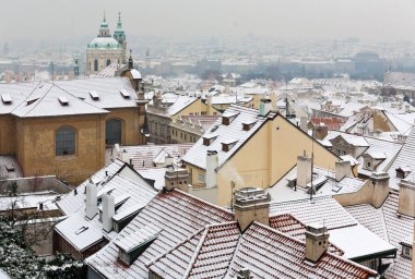Belediye binasından Prag 'ın çatılarına kadar manzarası var.