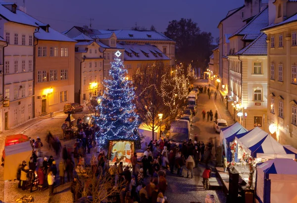 Charles Köprüsü 'nden Prag' daki Kampa 'daki Noel pazarına