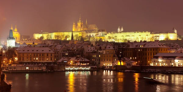Vltava nehir setinden Prazsky Hrad manzarası