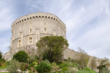 Orta Koğuşta Yuvarlak Kule, 2. Henry tarafından inşa edildi ve 19. yüzyılda yeniden biçimlendirildi.