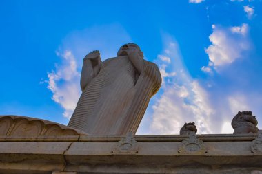 Gökyüzüne dokunan BUDDHA heykelinin alt görüntüsü. Hyderabad 'daki Buda Heykeli, AP, Hindistan.