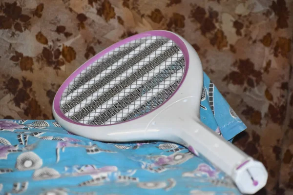 Tenis Raketi Şeklinde Elektrikli Sivrisinek Katili Hindistan Yaygın Olarak Kullanılır — Stok fotoğraf